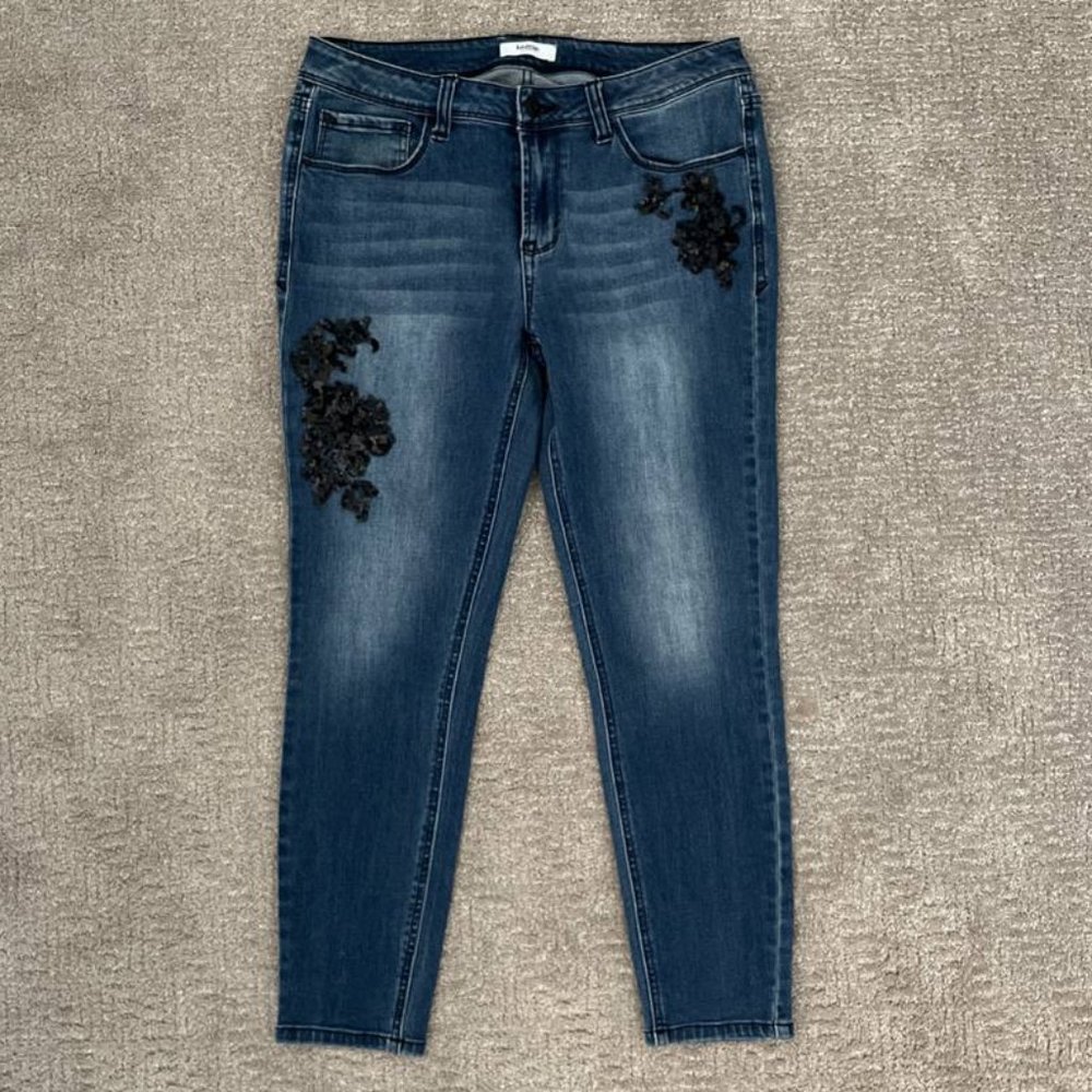 NWOT Kensie Stretch Skinny Jeans w/ Black Embroidered Sequins - SIZE 10